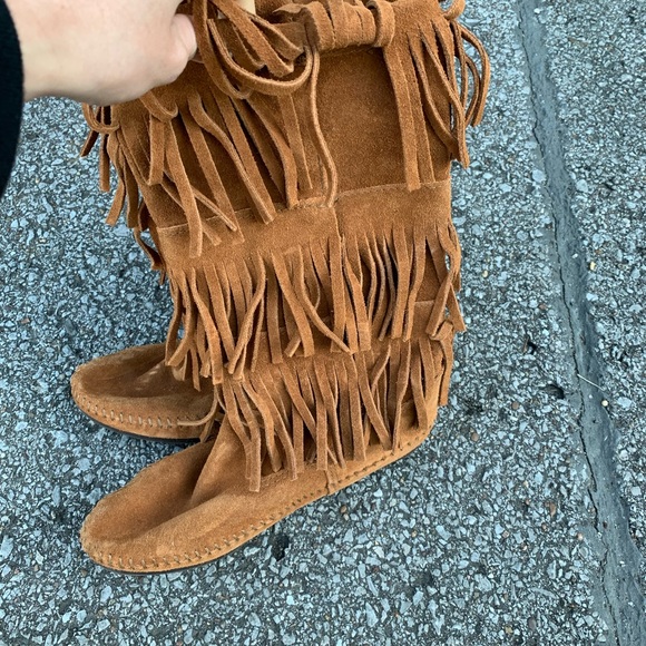 Size 8 Minnetonka fringe boots - Picture 2 of 3